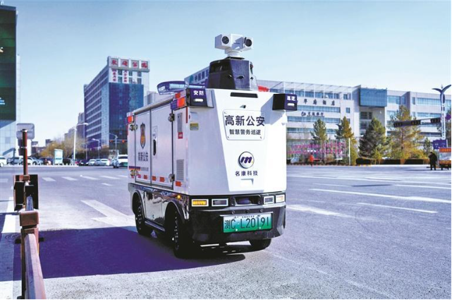 榆林高新启用警用无人巡逻车 